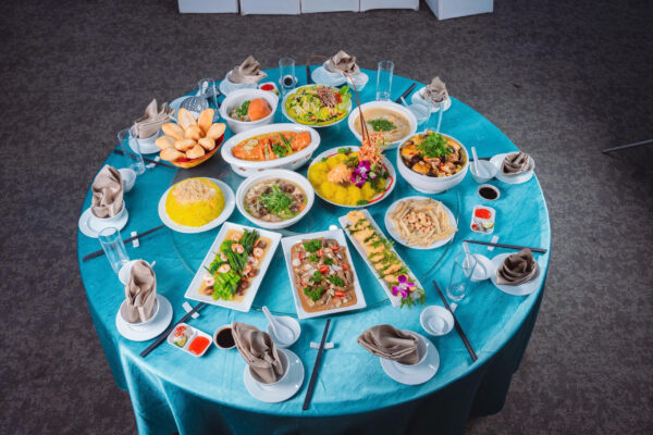 Mâm tiệc cưới đa dạng các món từ Âu đến Á.
